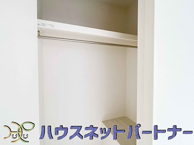 壁面クローゼットのメリットは、衣類が横一列に並ぶためひと目で洋服が選びやすいこと。衣類をたくさんお持ちの方も、限られたスペース内に無理なく収納することができます。