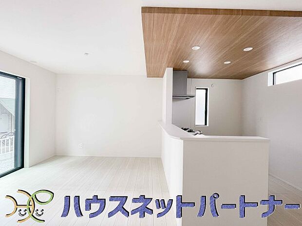 キッチン吊戸棚を無くす事によって、コミュニケーションを重視した設計に致しました。区画によって変わる一体感を、実際にご覧になって頂けましたらと思います。