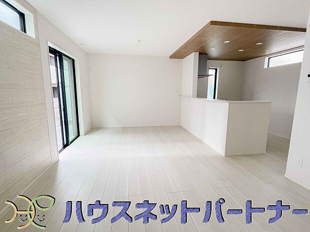 リビングは、食事スペースと寛げる場所設けてもまだ余裕の広さ。明るい光が照らしてくれます。