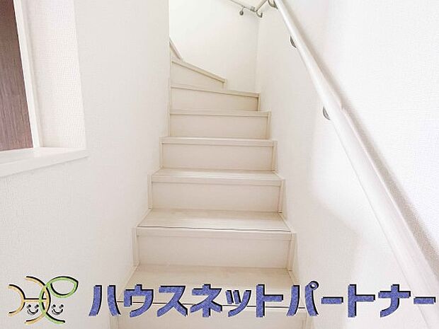 手すりがないと階段の昇り降りで危険なことはもちろん、壁に手をつきながら歩くことで壁紙が汚れやすくなります。すべての方に安心して昇り降りしていただくため、手すりを設置しました。