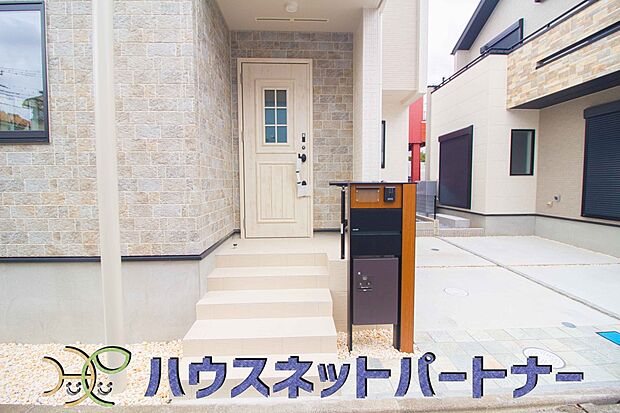 お客様も迎える玄関は高級感のある造りです。