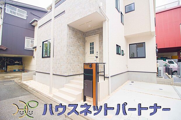 宅配ボックス。好きな時間にいつでも荷物を受取れるため、到着時間を気にして自宅で待機したり、再配達の連絡をする手間がかかりません。共働きなど不在が多い方、ネット通販の利用が多い方に大変便利。