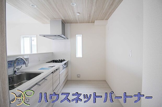 カウンターキッチンは広くて収納力もあるので、快適に料理をすることができます。食器や炊事用具を手の届くところに配置しやすいため調理もスピーディーです。