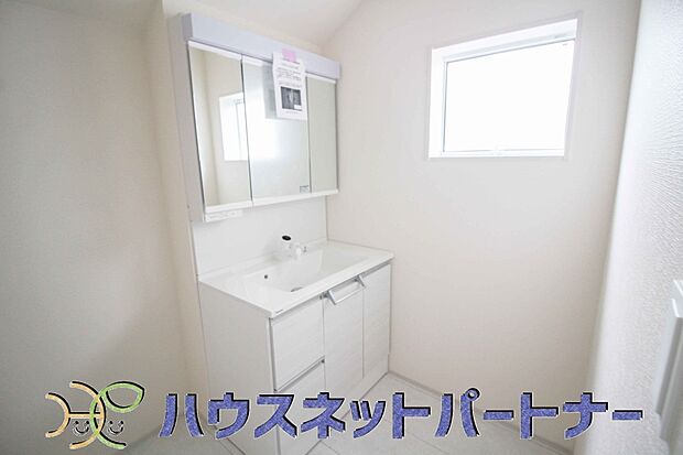 十分な大きさの洗面台は、身だしなみチェックや歯磨きなど、朝の慌ただしい時間でもホテルライクなスペースで余裕とゆとりを感じて頂けます。