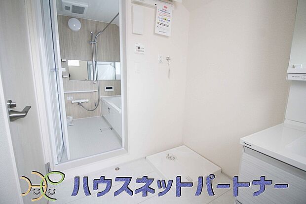 洗面室のある脱衣所は広々。脱いだお洋服をそのままお洗濯。