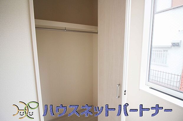 壁面クローゼットのメリットは、衣類が横一列に並ぶためひと目で洋服が選びやすいこと。衣類をたくさんお持ちの方も、限られたスペース内に無理なく収納することができます。