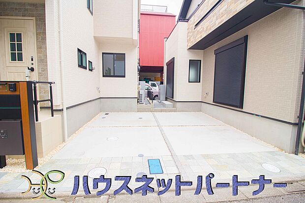 玄関横に駐車場なのでお買い物をした後は楽にお家へ。沢山お買物した時は助かりますね。