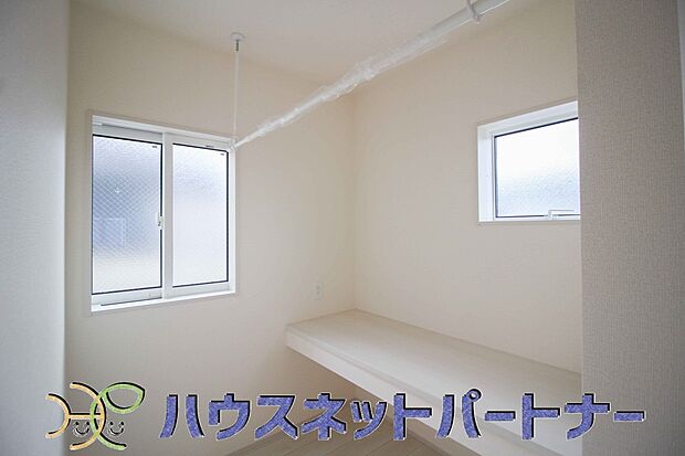 室内物干し。使わないときは自分で取り外しや収納ができる室内物干し。雨や雪の日、梅雨や花粉の季節に時間を気にせずいつでも干せる嬉しい設備です。乾燥する季節の湿度調整にもなります。