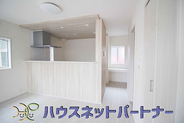 カウンターがあると配膳が楽なことがメリットの一つ。後片付けをするときも、ダイニングテーブルからあまり動かずに流し台へ運ぶことができるので便利です♪