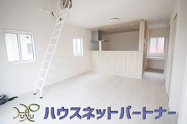 リビングは、食事スペースと寛げる場所設けてもまだ余裕の広さ。明るい光が照らしてくれます。