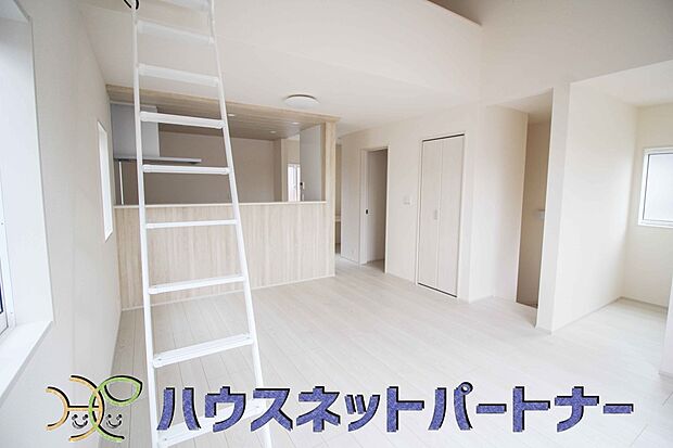 忙しい朝でも家族揃って食事をして頂ける、ゆとりある大きさのダイニングスペース。奥様の手料理をカウンター越しに受けとって頂き、テーブルで囲む素敵な時間を存分にお愉しみ下さい。