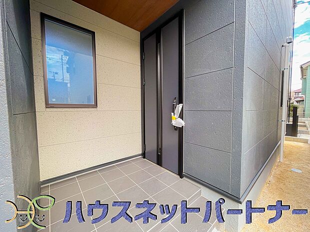 上質感漂う玄関へのアプローチ。居住者の帰り、訪れる方を優しく迎える・安らぎに満ちた生活空間を予感させる。健やかな暮らしを楽しめそう。