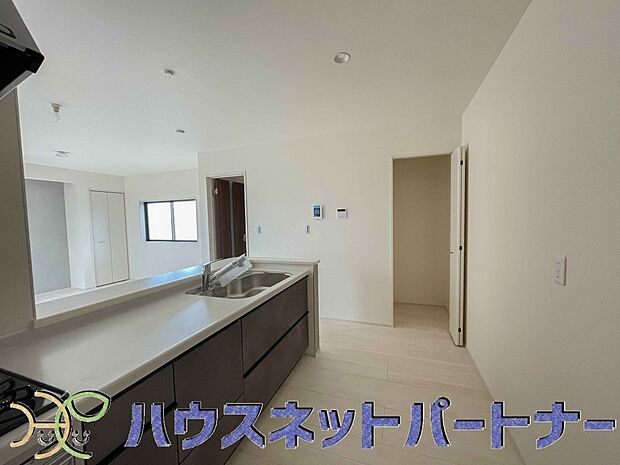 カウンターキッチンは広くて収納力もあるので、快適に料理をすることができます。食器や炊事用具を手の届くところに配置しやすいため調理もスピーディーです。