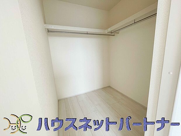 ウォークインクローゼットのメリットは、衣類の他、バッグやアクセサリーなど、身につけるものを一部屋に集めて管理できること。必要なときに見つけやすいですよ。