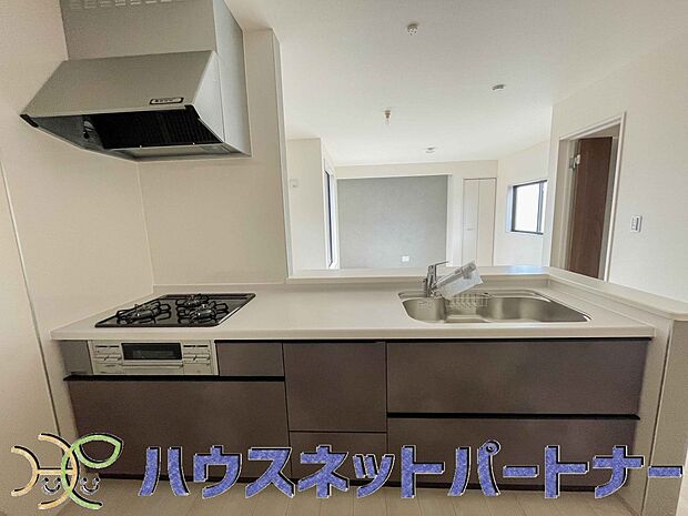 三口コンロで料理の幅を拡げてくれる使いやすいシステムキッチンを採用。洗い場も大きいので野菜や食器を洗ったりする際にも捗り、奥様の強い味方となってくれるはずです。