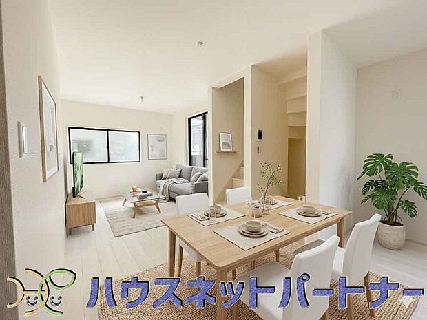 太陽の光が照らす明るいリビングは、開放感があり通風・採光に優れ、心地よい光と風が舞い込んできます。心休まるリビングは何よりも快適な時間を過ごせます。
