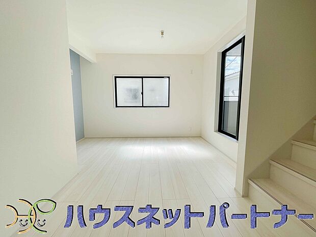 整然とした空間演出、快適な理想の暮らしの実現は家のみの拘りではなく、そこで暮らす方々にとって素敵な環境であることも挙げられると思います。四季折々の変化が奏でる鼓動を楽しんで下さい。