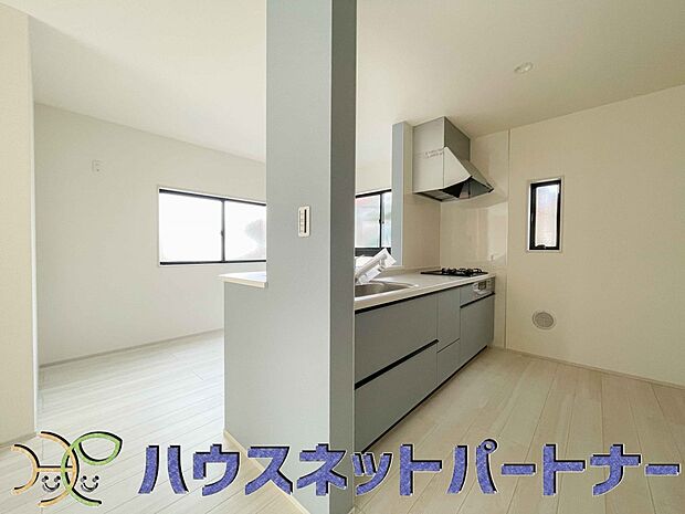 明るい自然光が入る作業スペースを多くとったキッチン採用。夫婦揃ってキッチンに立っても調理がしやすく、家事をしながら会話も弾みます。食器類もすっきりと片付く収納力。