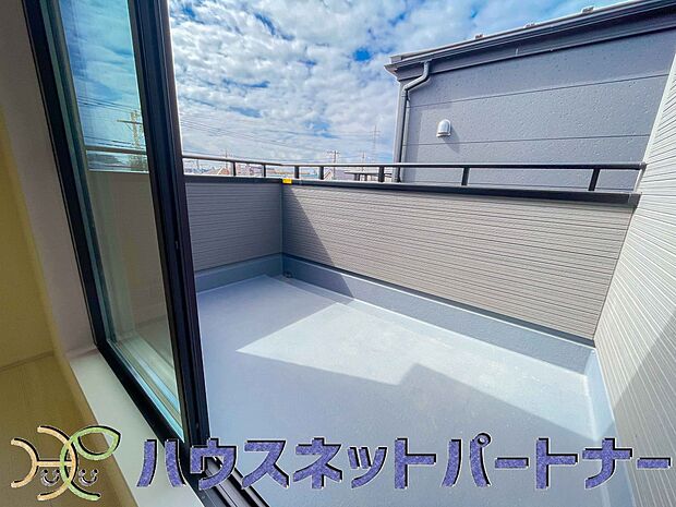 青い空が近くに感じるバルコニーは、爽やかな風をお部屋へ運んでくれます。