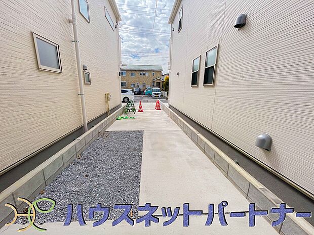 戸建ての購入を検討することになったきっかけに「駐車場を持てること」を挙げる方が多くいらっしゃいます。駐車場代金を支払続ける必要がないことは、駐車場付き戸建を持つ最大のメリットです。