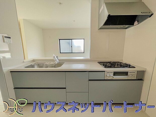 キッチン吊戸棚を無くす事によって、コミュニケーションを重視した設計に致しました。区画によって変わる一体感を、実際にご覧になって頂けましたらと思います。