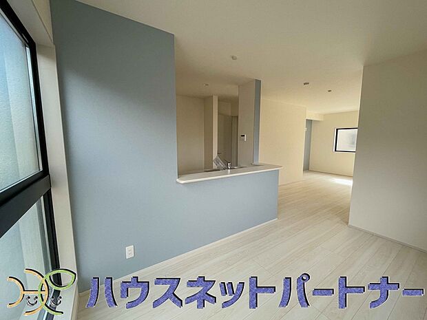 キッチンカウンターがあると配膳が楽なことがメリットの一つ。後片付けをするときも、ダイニングテーブルからあまり動かずに流し台へ運ぶことができるので便利です♪