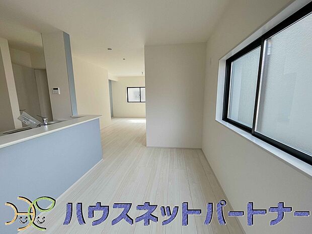 リビングは、食事スペースと寛げる場所設けてもまだ余裕の広さ。明るい光が照らしてくれます。