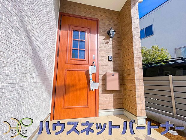 玄関の扉を開けるとそこは家族の待つお家。笑い声が聞こえてきそう。