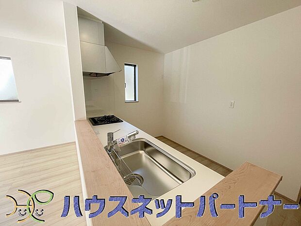 キッチン吊戸棚を無くす事によって、コミュニケーションを重視した設計に致しました。区画によって変わる一体感を、実際にご覧になって頂けましたらと思います。