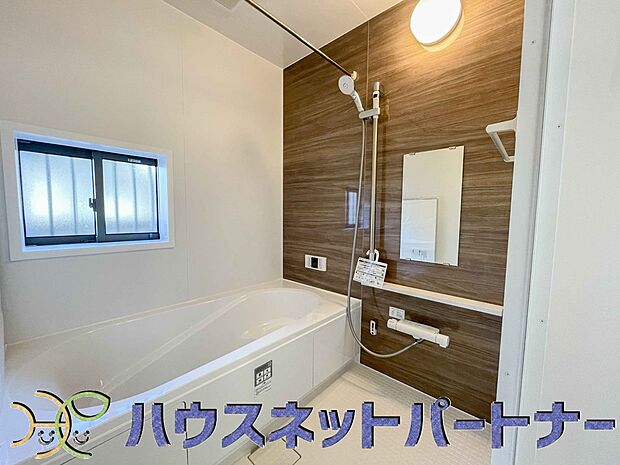 全身浴と半身浴ができる高い機能性と、満水容量を削減して水道・光熱費を節約しました。デザインとエコ性能を両立させた、これからのスタンダード浴槽です。