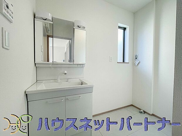 洗面室のある脱衣所は広々。脱いだお洋服をそのままお洗濯。