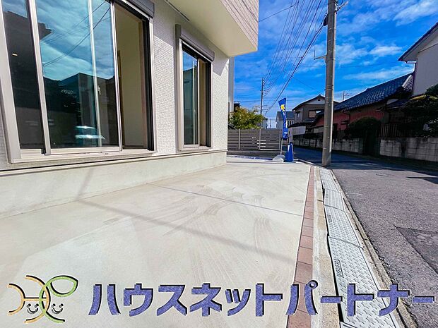 ゆったりとした駐車スペースを確保いたしましたので、大きめのお車でも駐車可能です。自転車やバイクなど、ゆとりのある敷地で置き場所に困ることはないでしょう。