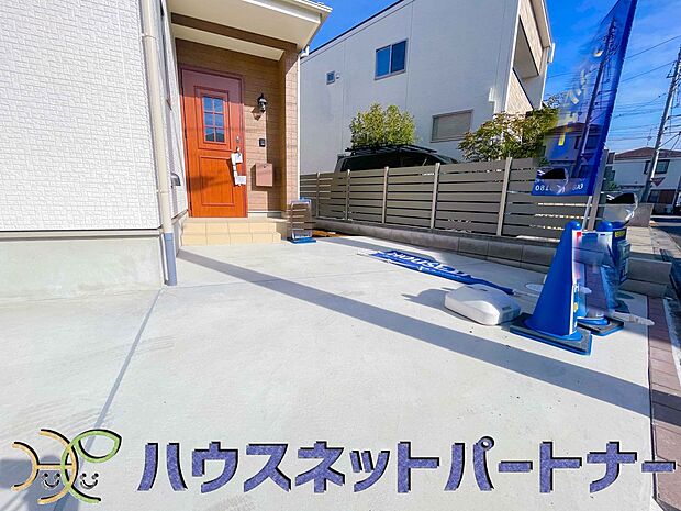 カースペース2台可。敷地内に駐車スペースが2台分確保されています。通勤、お出かけ、ショッピングなど、家族で出かける際の足となる車。状況に応じて使い分けたい、そんな方におすすめです。