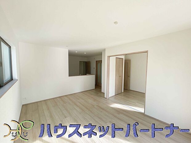 リビングは、食事スペースと寛げる場所設けてもまだ余裕の広さ。明るい光が照らしてくれます。