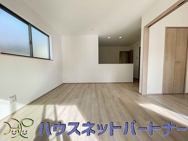 リビングは、食事スペースと寛げる場所設けてもまだ余裕の広さ。明るい光が照らしてくれます。