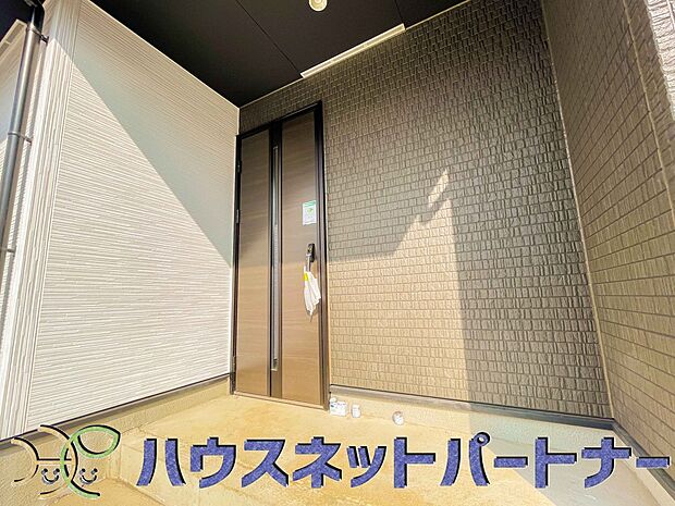 玄関の扉を開けると家族の待つお家。幸せを感じる瞬間です。