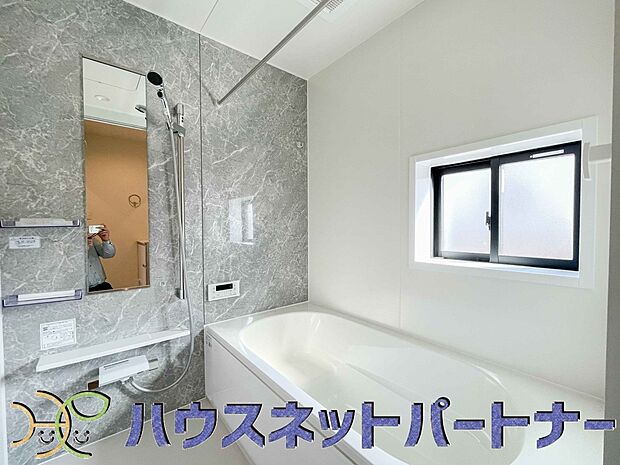 冬場にはヒヤッとしないように暖房機能、梅雨の時期には乾燥等、機能的で清潔感溢れる浴室。快適・清潔な空間で心も体もオフになる時間を楽しむことが可能です。