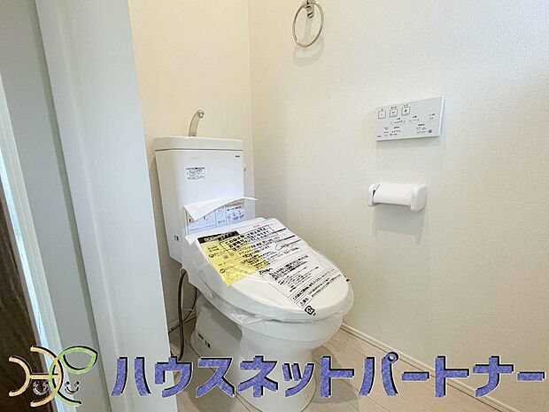 快適な生活を送るための必須アイテムとなった洗浄機能付トイレ。おしり洗浄、ビデ洗浄、暖房便座の3つの機能を標準装備しています。