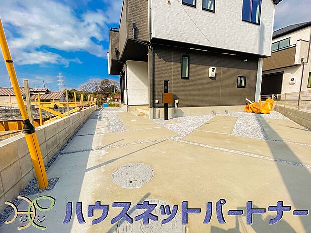 ゆったりとした駐車スペースを確保いたしましたので、大きめのお車でも駐車可能です。自転車やバイクなど、ゆとりのある敷地で置き場所に困ることはないでしょう。