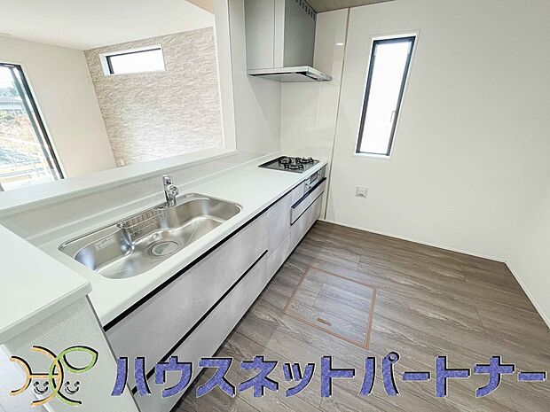 明るく開放的なオープンキッチン。家族とのコミュニケーションが取りやすく、みんなの笑顔が溢れます。