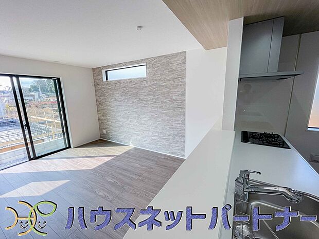 カウンターキッチンなら、リビングで遊ぶ子供の様子を見ながら料理ができるので安心です。