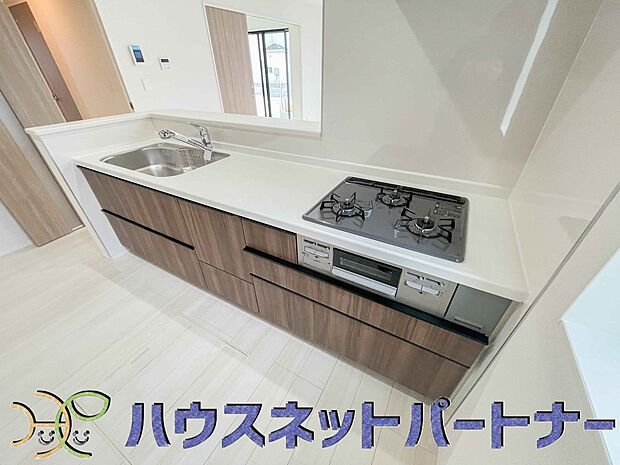 三口コンロで料理の幅を拡げてくれる使いやすいシステムキッチンを採用。洗い場も大きいので野菜や食器を洗ったりする際にも捗り、奥様の強い味方となってくれるはずです。