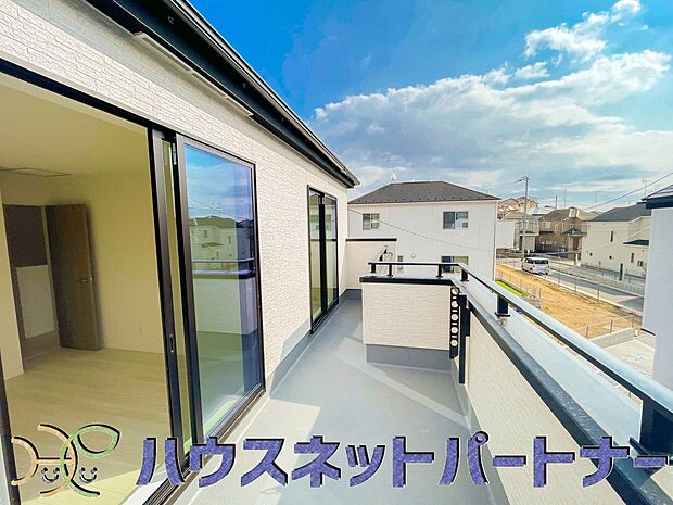 陽当たりの良いバルコニーは清清しい風を室内に送り込んでくれます。快適な生活を楽しめます。