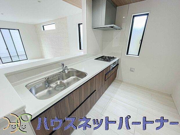 木目調のキッチンは落ち着いた雰囲気で収納もたくさん。嬉しい食洗器付です。汚れも目立ちません。