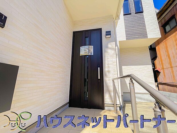 玄関の扉を開けると家族の待つお家。幸せを感じる瞬間です。