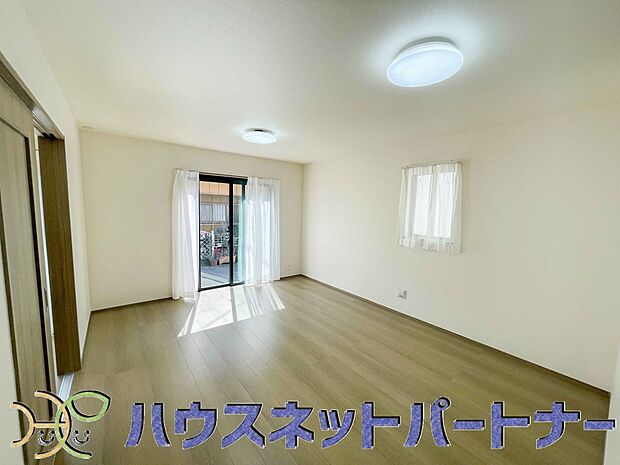 通風・採光に優れ、心地よい光と風が溢れています。 贅沢で豊かな居住性と、プライドを満たすクオリティが見事に調和した住空間。新築ならではの快適なひとときをご体感頂ける筈です。