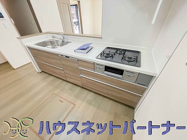 三口コンロで料理の幅を拡げてくれる使いやすいシステムキッチンを採用。洗い場も大きいので野菜や食器を洗ったりする際にも捗り、奥様の強い味方となってくれるはずです。