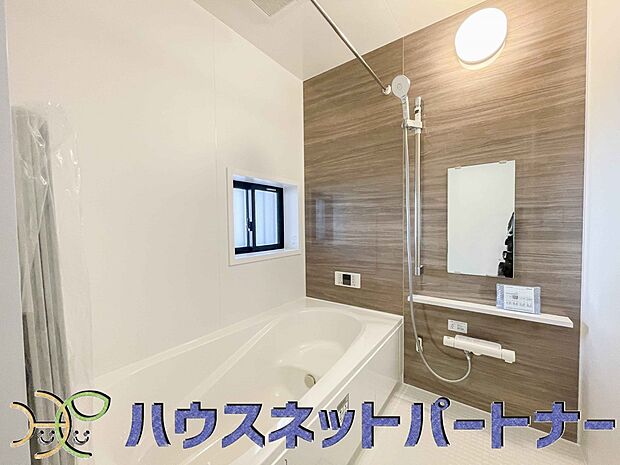 明るい作りの浴室は心も体もリフレッシュさせてくれます。窓もあるので湿気を外へ逃がすことも出来ます。