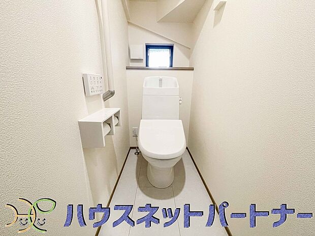 小窓を設置する事により明るく、通気性の良いトイレとなっております。中はゆとりのある大きさを確保しておりますので、ゆったりとお使い頂けます。