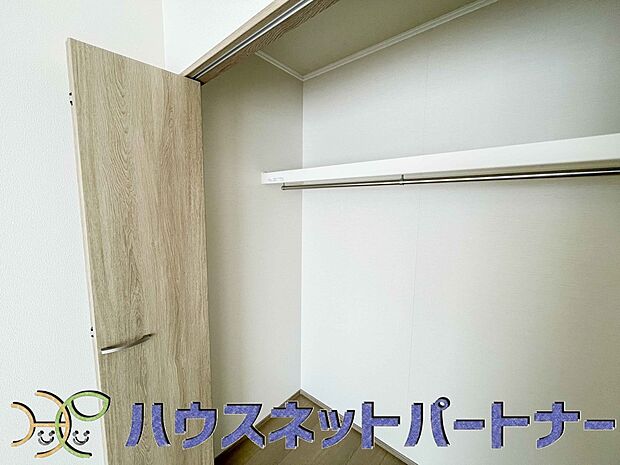 壁面クローゼットのメリットは、衣類が横一列に並ぶためひと目で洋服が選びやすいこと。衣類をたくさんお持ちの方も、限られたスペース内に無理なく収納することができます。